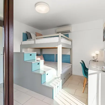 Grand With 3 Bedrooms In Porec! Apartment