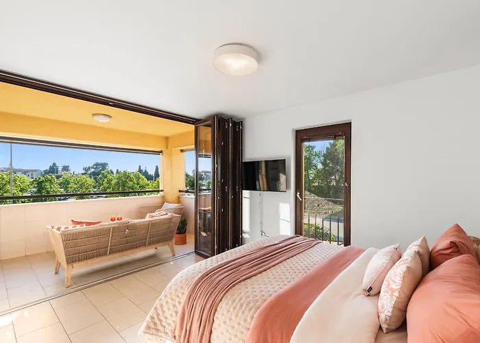 Grand With 3 Bedrooms In Porec! Апартаменти Пореч