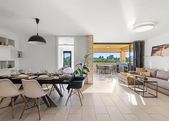 Grand With 3 Bedrooms In Porec! Апартаменти