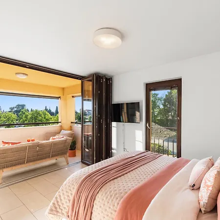 Grand With 3 Bedrooms In Porec! Apartamento Poreč