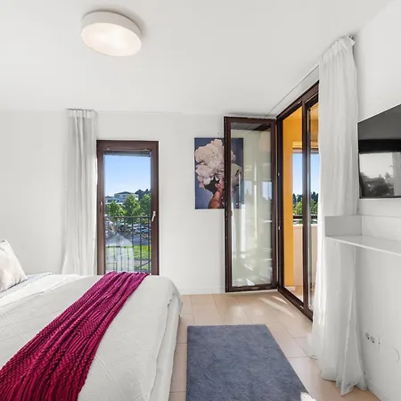 Grand With 3 Bedrooms In Porec! 아파트 포레치