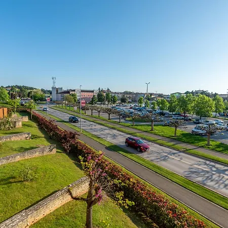 Grand With 3 Bedrooms In Porec! Διαμέρισμα Πόρετς