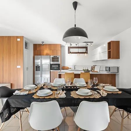 Grand With 3 Bedrooms In Porec! 포레치