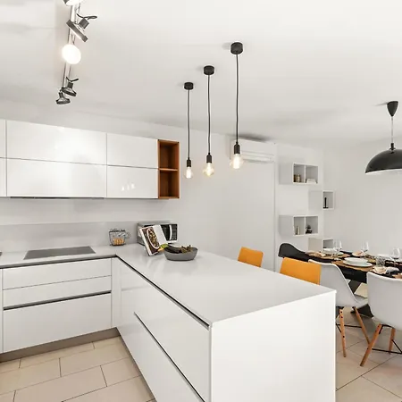 Grand With 3 Bedrooms In Porec! 아파트 포레치