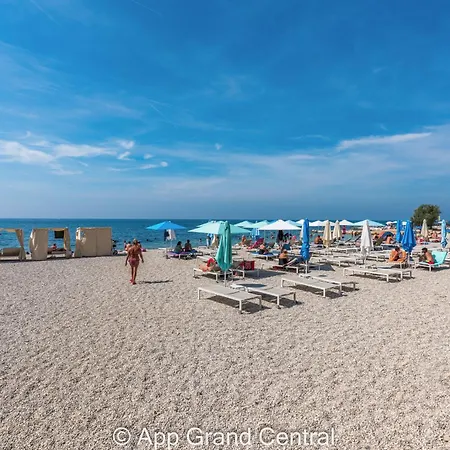 아파트 Grand With 3 Bedrooms In Porec! 포레치