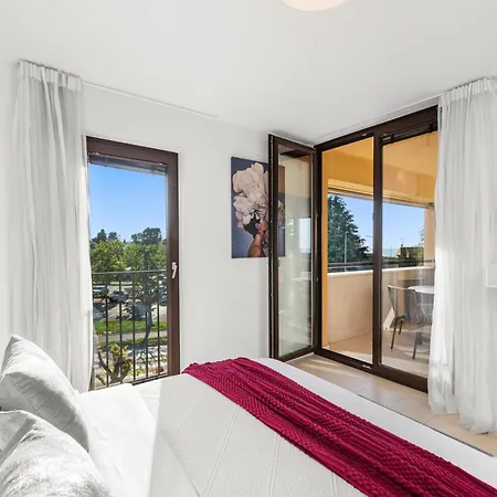 Grand With 3 Bedrooms In Porec! 아파트 포레치