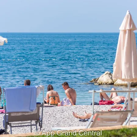 아파트 Grand With 3 Bedrooms In Porec! 포레치