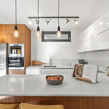 Grand With 3 Bedrooms In Porec! Πόρετς