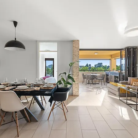 Grand With 3 Bedrooms In Porec! 아파트