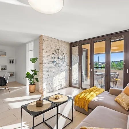 Grand With 3 Bedrooms In Porec! 아파트 *