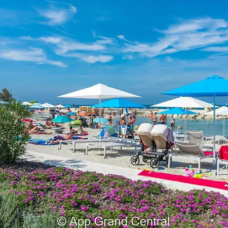 Grand With 3 Bedrooms In Porec! 포레치