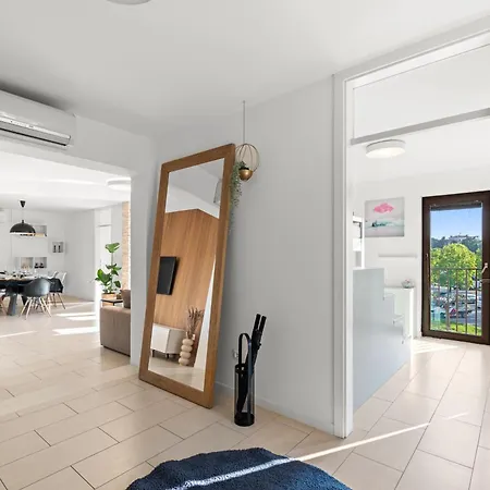 아파트 Grand With 3 Bedrooms In Porec! 포레치