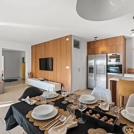 Διαμέρισμα Grand With 3 Bedrooms In Porec! *