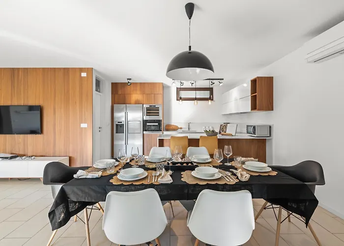 Grand With 3 Bedrooms In Porec! 波雷奇