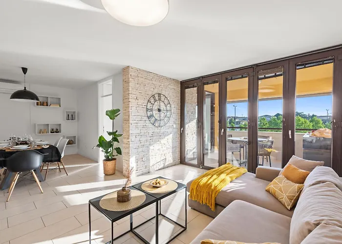 Grand With 3 Bedrooms In Porec! Apartamento *