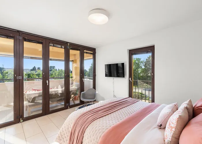 Grand With 3 Bedrooms In Porec! 公寓 波雷奇