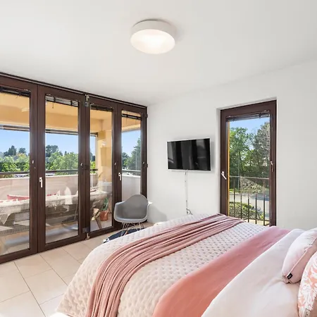 Grand With 3 Bedrooms In Porec! 아파트 포레치